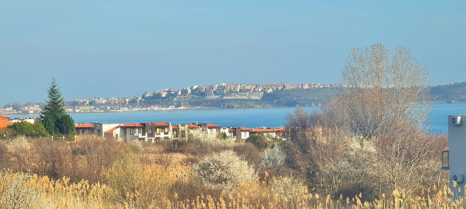 Однокомнатная квартира на берегу моря, с видом на сад и море.