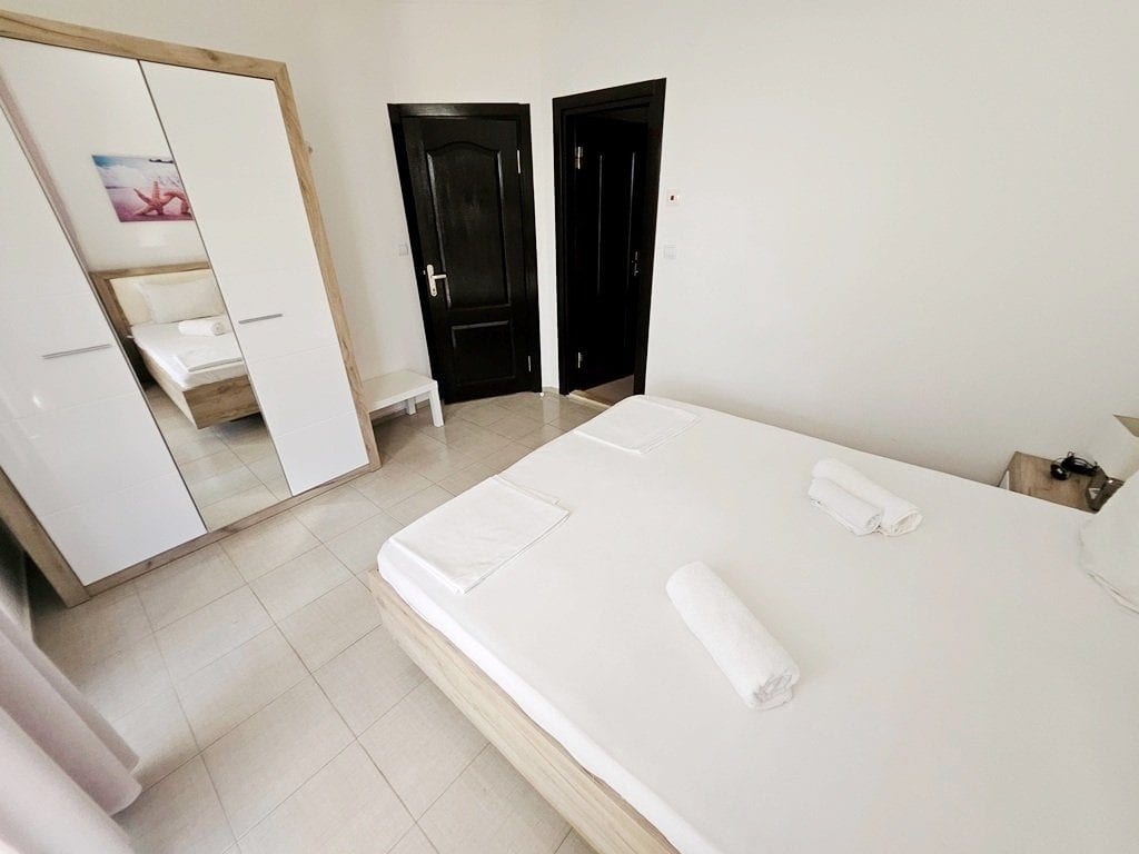 Просторная двухкомнатная квартира с видом на сад в Bay View Villas