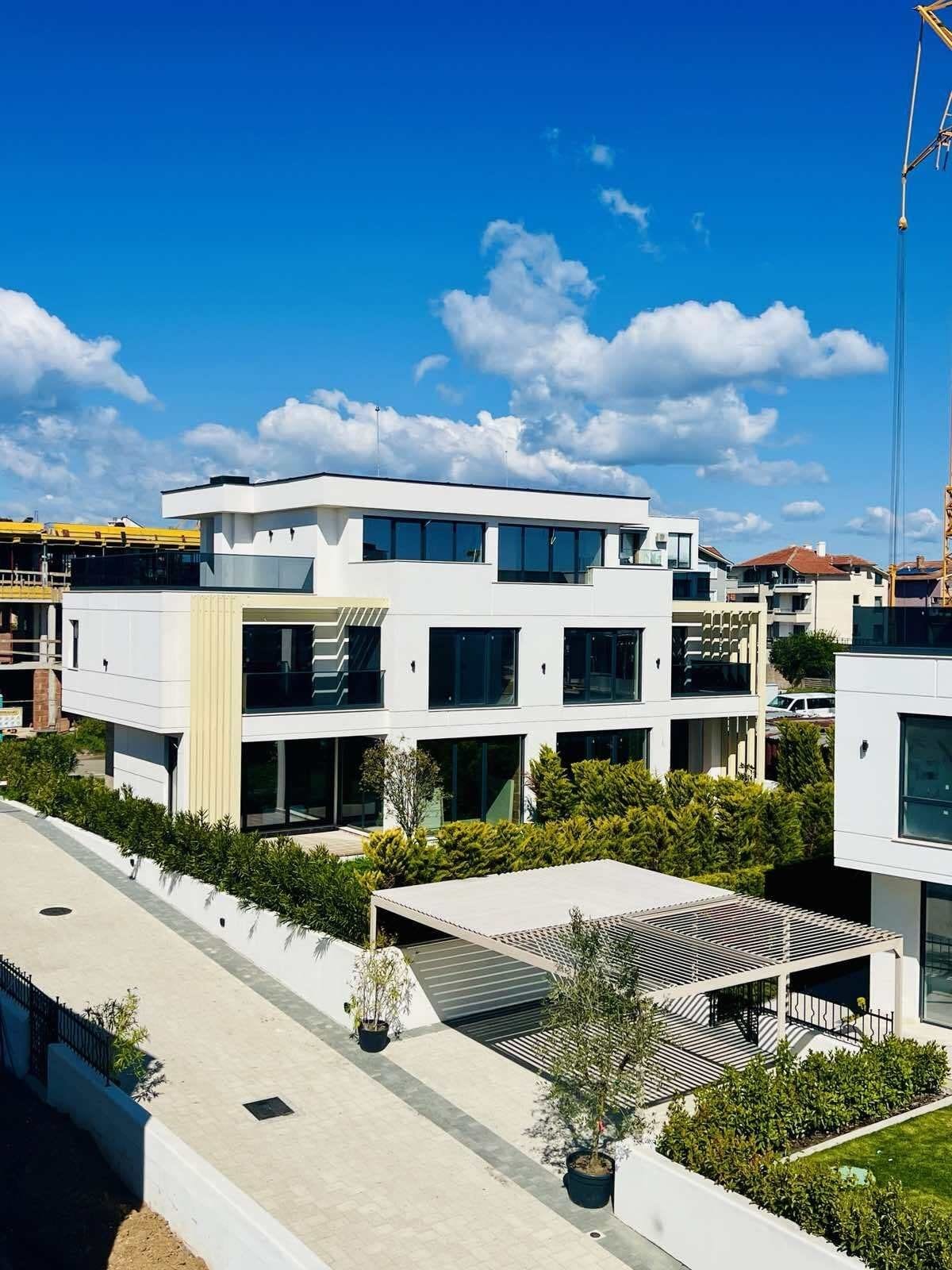 Луксозен дом в Sunny Island Residence