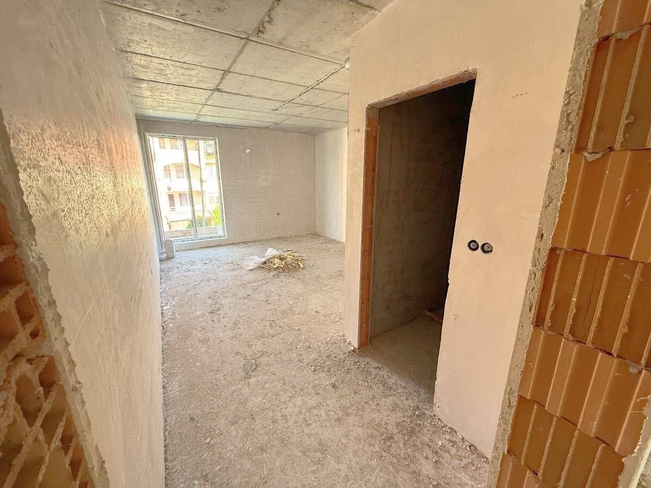 Here is the translation into **English**: **Studio in the Lam Ep Gold complex without furniture in Nessebar, Bulgaria.**