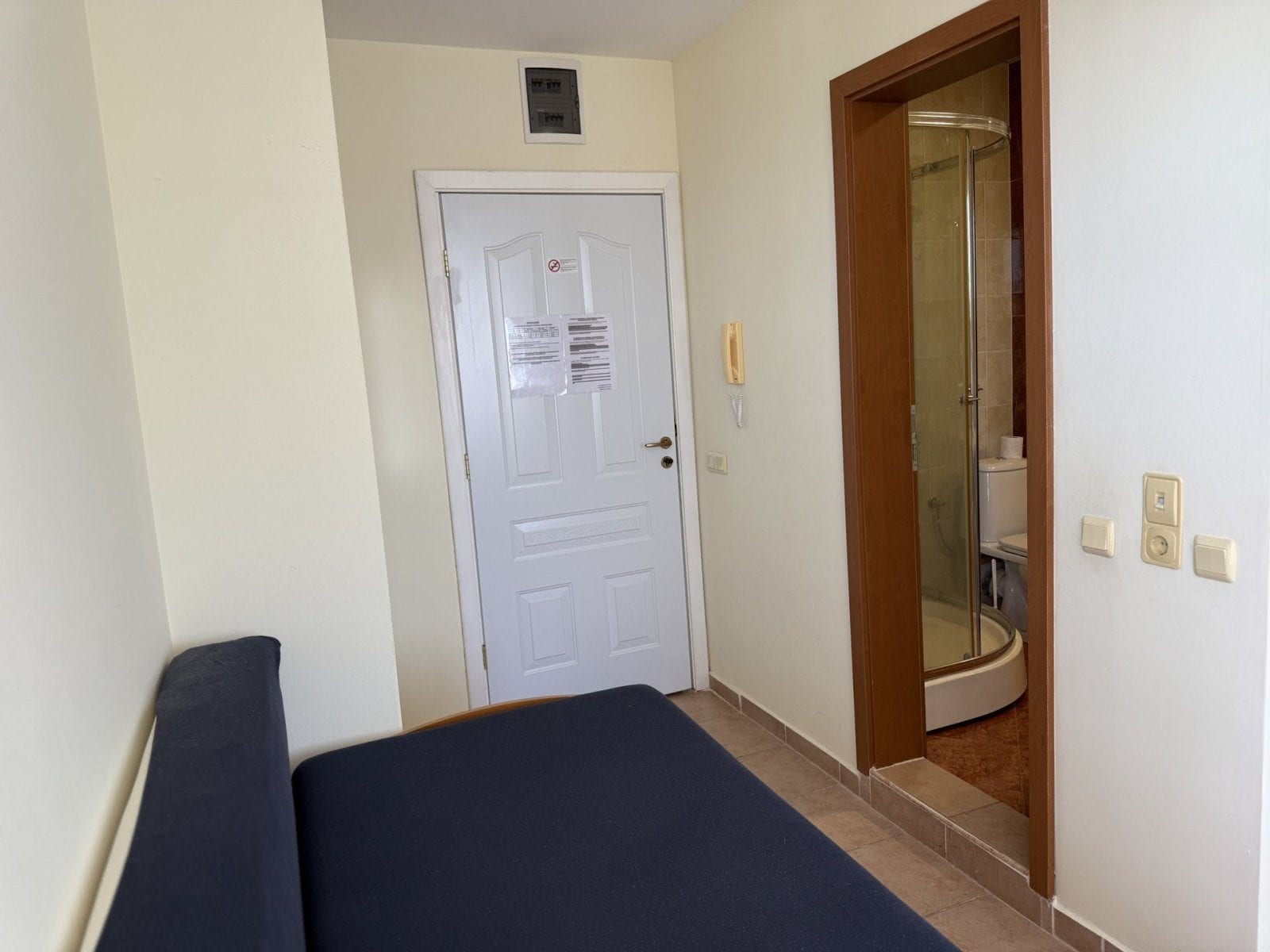 Cozy studio apartment with a view of the mountains in the Holiday Fort Club complex, located in the holiday resort of Sunny Beach, Bulgaria.